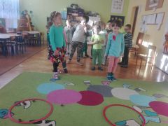 ilustracja do wpisu 
DZIEŃ DRZEWA- DZIŚ W PRZEDSZKOLU OBCHODZILIŚMY DZIEŃ DRZEWA- Z TEJ OKAZJI DZIECI PRZYSZYŁY UBRANE NA ZIELONO, A W SALI ODBYŁY SIĘ ZABAWY SPOROWE, PLASTYCZNE, MATEMATYCZNE, UKŁADANIE PUZZLI I OGLĄDANIE FILMU EDUKACYJNEGO