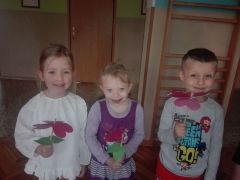 ilustracja do wpisu 
KWIATEK DLA NAUCZYCIELA- PRACA PLASTYCZNA Z WYKORZYSTANIEM WYKAŁACZEK- WYCINANIE PO ŚLADZIE