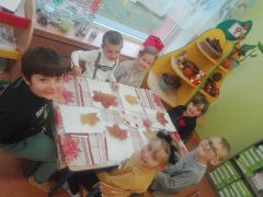 ilustracja do wpisu 
JESIENNE DRZEWO- PRACA PLASTYCZNA Z WYKORZYSTANIEM LIŚCI I FARB