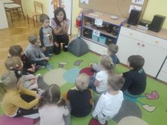 ilustracja do wpisu 
CAŁA POLSKA CZYTA DZIECIOM- WIZYTA HUBERTA MAMY WRAZ Z KRÓLICZKAMI