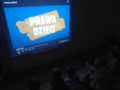 ilustracja do wpisu 
OBCHODY DNIA PRAW DZIECKA- OGLĄDANIE FILMU EDUKACYJNEGO, NAUKA PIOSENKI I MALOWANIE PRAW DZIECKA