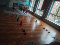 ilustracja do wpisu 
ĆWICZENIA GMNASTYCZNE Z WYKORZYSTANIEM SPRZETU SPORTOWEGO