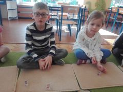 ilustracja do wpisu 
Zabawy matematyczne z wykorzystaniem kostek do gry- przeliczanie, próby dodawania i podawania wyniku
