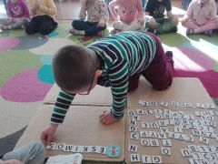 ilustracja do wpisu 
Literka do literki- zabawy czytelnicze- układanie wyrazu wg wzoru, podział na sylaby, próby literowania