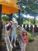 ilustracja do wpisu 
Wesołe zabawy na placu zabaw w przedszkolu- zachęcanie dzieci do aktywności fizycznej