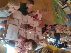 ilustracja do wpisu 
Praca w książce- rozwijanie uwagi i koncentracji