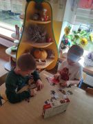 ilustracja do wpisu 
Swobodne zabawy w sali- integracja dzieci, rozwijanie wyobraźni