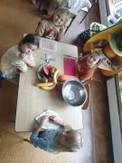 ilustracja do wpisu 
Owoce to witaminy- wykonanie sałatki owocowej