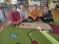 ilustracja do wpisu 
Ile ptaszek ma ziarenka - wprowadzenie znaków większości, mniejszości i równości