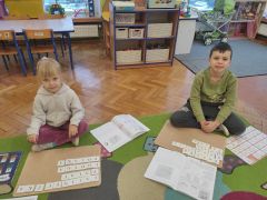 ilustracja do wpisu 
Układanie wyrazów wg wzoru - próby literowania oraz czytania, podział na sylaby