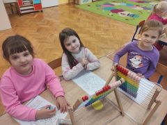 ilustracja do wpisu 
Odkoduj obrazek- zabawa matematyczna (kodowanie)- dodawanie w zakresie 10