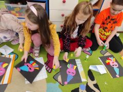 ilustracja do wpisu 
Dzieci z koła zainteresowań Magiczne kółeczka czyli origami płaskie z koła wykonały pracę plastyczną Portret pajacyka z kryzą