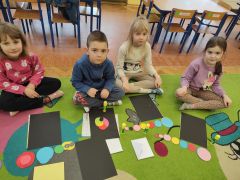 ilustracja do wpisu 
Dzieci z koła zainteresowań Magiczne kółeczka czyli origami płaskie z koła wykonały pracę plastyczną Portret pajacyka z kryzą