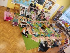 ilustracja do wpisu 
Dodawanie i odejmowanie w zakresie dziesięciu i więcej - zabawy matematyczne z wykorzystaniem kolorowych liczydeł i lizaków matematycznych