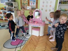 ilustracja do wpisu 
W naszej sali pojawiła się nowa zabawka - toaletka dla dziewczynek