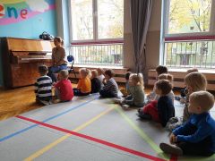 ilustracja do wpisu 
Zajęcia rytmiczne z p. Anią