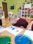 ilustracja do wpisu 
Tworzenie kleksów z farb - praca plastyczna