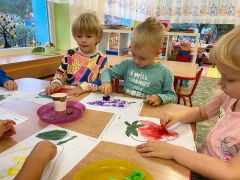 ilustracja do wpisu 
Stemplowanie kłębkiem wełny - praca plastyczna 28.09.2022