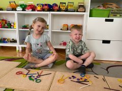 ilustracja do wpisu 
„Kwiatek dla mamy” , „Portret rodziny” - układanie z darów Froebla 25