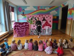 ilustracja do wpisu 
Przedstawienie teatralne "O pluszowym Misiu Gałganku w Krainie Bałaganku"- w wykonaniu aktorów ze studia artystycznego "Efekt"