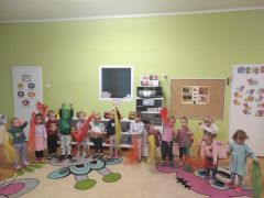 ilustracja do wpisu 
Zabawa muzyczno- ruchowa z wykorzystaniem chust szyfonowych do piosenki "Ola i liście"