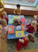 ilustracja do wpisu 
A w ogrodzie jeżyk śpi- praca plastyczna- przyklejanie poszczególnych elementów