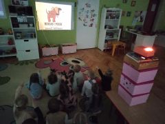 ilustracja do wpisu 
Bajki czytane z rzutnika "Ania"- zachęcanie dzieci do czytelnictwa