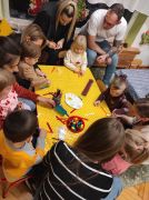 ilustracja do wpisu 
"Ozdoby choinkowe"- świąteczne warsztaty z rodzicami