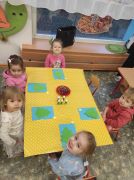 ilustracja do wpisu 
Kartka świąteczna- praca plastyczna z wykorzystaniem kolorowych pomponów, drucików kreatywnych i kolorowych kartek- udział dzieci w Kiermaszu Świątecznym