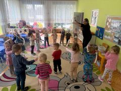 ilustracja do wpisu 
Zabawy przy muzyce A Vivaldiego " Zima"