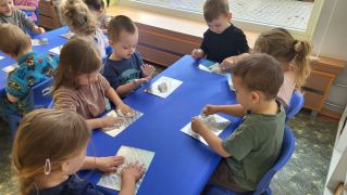 ilustracja do wpisu 
Zabawy sensoryczne przy użyciu pianki