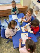 ilustracja do wpisu 
Kolorowe figury w świecie trzylatków