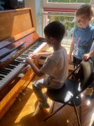 ilustracja do wpisu 
Mali Pianiści 🎹 Wcielanie się w postać Fryderyka Chopina- wybitnego, polskiego wirtuoza i geniusza fortepianu 🎹☺️