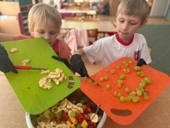 ilustracja do wpisu 
Robimy sałatkę owocową na Festyn Rodzinny🍇🍉🍌🍓🎉🎊