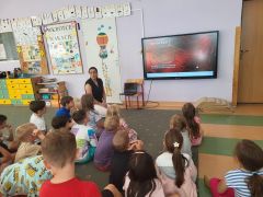 ilustracja do wpisu 
Spotkanie Muminków z Diagnostą Laboratoryjnym- Panią Kasią, mamą naszego Piotrka🥼🧪🧫