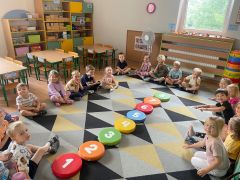 ilustracja do wpisu 
Zabawa ruchowo – naśladowcza przy piosence: „Osiem kratek”