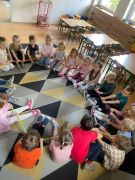 ilustracja do wpisu 
Zabawa integracyjna z gumą sensoryczną i muzyką 🥰🙂