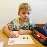 ilustracja do wpisu 
„Wiewiórka w jesiennym lesie” – praca plastyczna🐿️🖍️