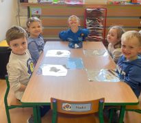 ilustracja do wpisu 
Zabawa sensoplastyczna z folią metaliczną i pianką do golenia☺️