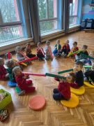 ilustracja do wpisu 
🎶 RYTMIKA 🎶🥁 Zabawy muzyczne z Bum Bum Rurkami ☺️🎶