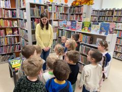 ilustracja do wpisu 
Wycieczka na lekcję biblioteczną do Filii nr 15 Książnicy Podlaskiej im. Łukasza Górnickiego w Białymstoku