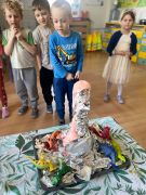 ilustracja do wpisu 
Wybuchowy wulkan w grupie „Smerfy” 🌋💥 Super eksperyment!