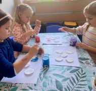 ilustracja do wpisu 
„Sensoryczny kwiatek” 🌺 – praca sensoryczna z płatkami kosmetycznymi, barwnikami spożywczymi i pipetkami 🧪