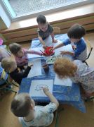 ilustracja do wpisu 
"Mały artysta"- koło plastyczne- rozwijanie zainteresowań plastycznych- wyklejanie kolorowanki włóczką