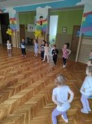 ilustracja do wpisu 
Zabawy ruchowe na holu górnym- rozwijanie dużej motoryki oraz poszczególnych grup mięśniowych