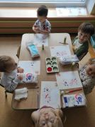 ilustracja do wpisu 
Wiewiórka- praca plastyczna- rozcieranie paluszkami "wiórek" z kredek świecowych "Bambino"; przyklejanie i farbowanie waty