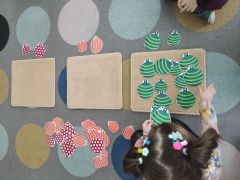 ilustracja do wpisu 
Kolorowe bombki- koło matematyczne "Mały matematyk"- tworzenie rytmów i zbiorów- próby przeliczania