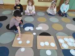 ilustracja do wpisu 
Płatki śniegu- koło zainteresowań "Mały matematyk" tworzenie rytmów i zbiorów, próby przeliczania