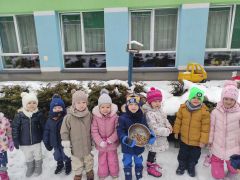 ilustracja do wpisu 
Przedszkolaki o ptaki dbają w ptasiej stołówce je dokarmiają