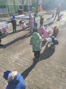 ilustracja do wpisu 
Kolorowa radość na przedszkolnym chodniku- tu powstają małe dzieła sztuki